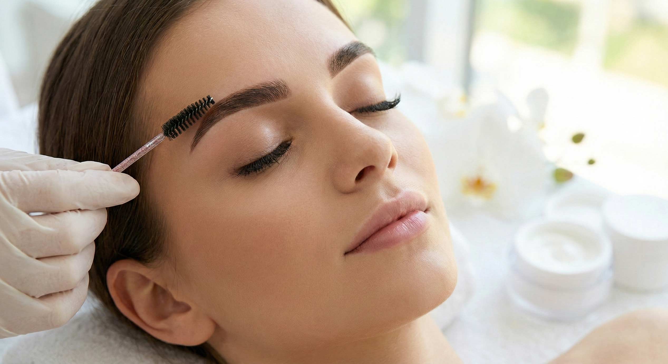 Augenbrauen, Wimpern und Oberlippe Behandlung Interlaken